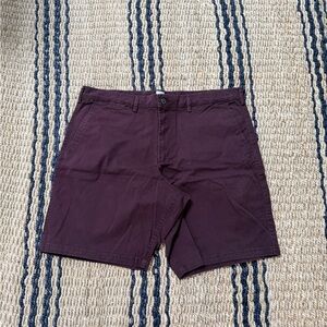 Gap Men’s Essential 10” flat front maroon shorts. Size 38. NWOT. Never worn.